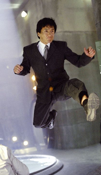 Schon bald wird Jimmy (Jackie Chan) klar, dass der Smoking, der Tuxedo, kein normaler Anzug ist, sondern die neueste Geheimwaffe der CSA. Dieser Anz... - Bildquelle: TM &   2002 DreamWorks LLC. All Rights Reserved
