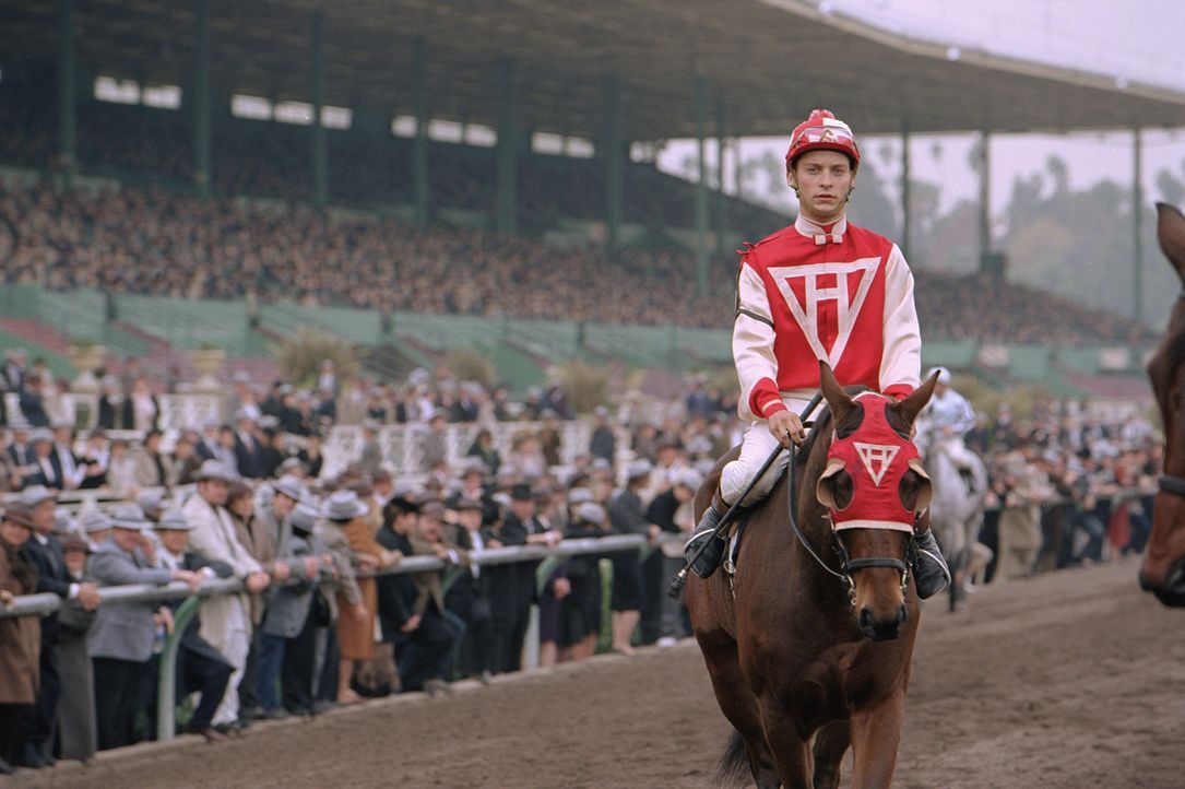 Eigentlich sind Pferd Seabiscuit und Jockey Red Pollard (Tobey Maguire) nach normalen Maßstäben nicht für den Rennsport geeignet: Das Pferd ist viel... - Bildquelle: Francois Duhamel 2003 Universal Studiosand DREAMWORKS LLC..All Rights Reserved.