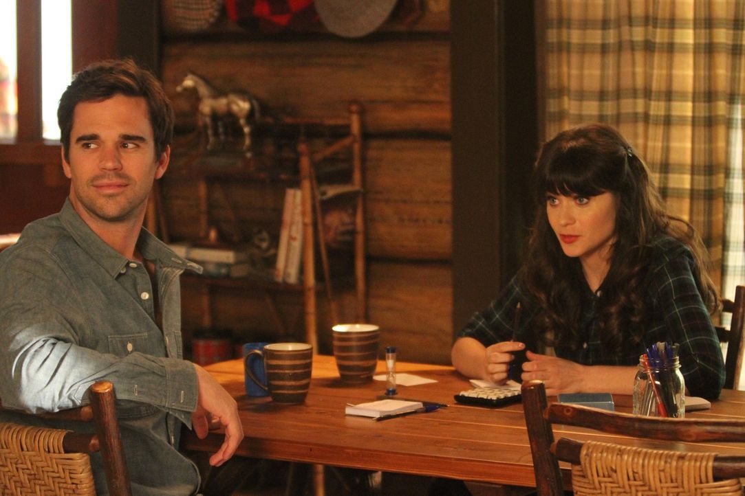Jess (Zooey Deschanel, r.) und Sam (David Walton, l.) planen ein Wochenende in einer Hütte im Wald und nehmen Nick und Angie mit. Doch der Ausflug g... - Bildquelle: 2012 Twentieth Century Fox Film Corporation. All rights reserved.