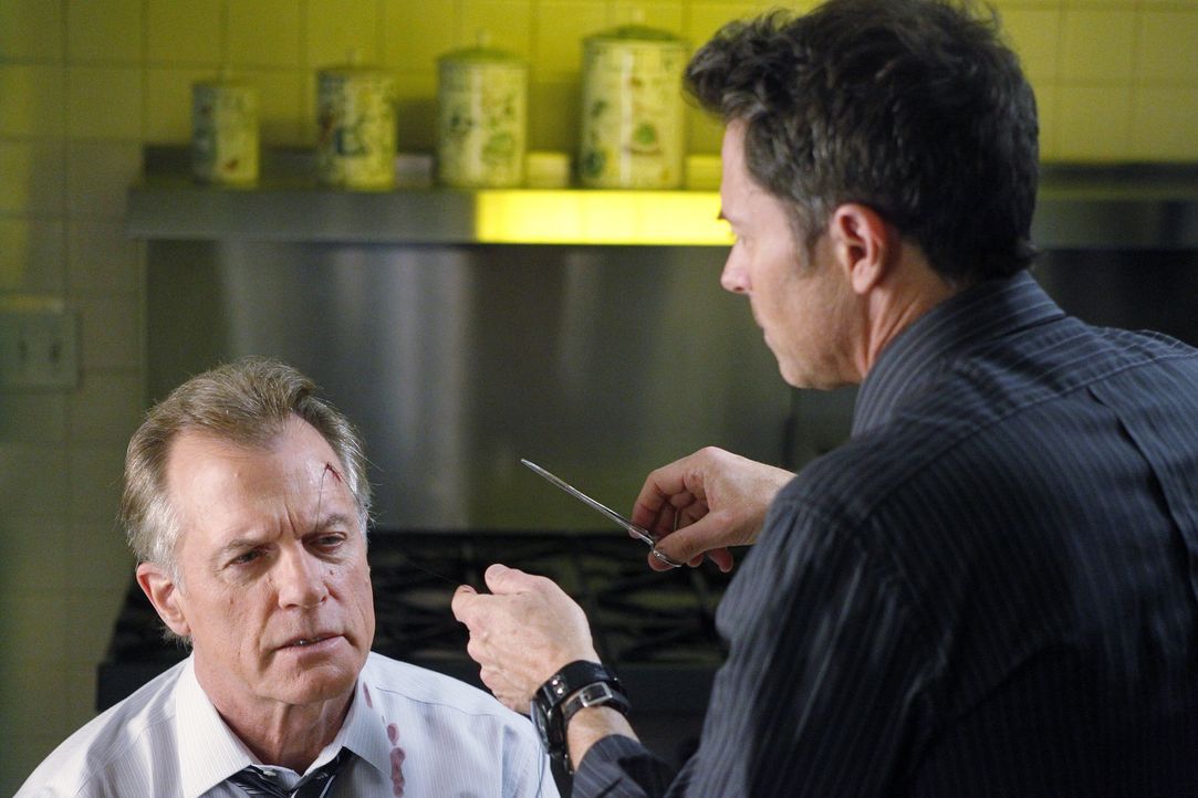 Pete (Tim Daly, r.) fühlt sich von Captain (Stephen Collins, l.) angegriffen, der schlecht über Violet redet  und legt sich verbal mit dem ihm an.... - Bildquelle: ABC Studios