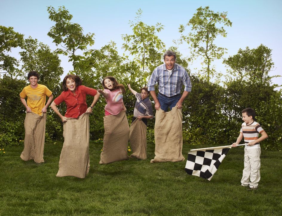 (2. Staffel) - Bei ihnen herrscht der ganz normale Wahnsinn einer fünfköpfigen Mittelklassen-Familie: Axl (Charlie McDermott, l.), Frankie (Patricia... - Bildquelle: Warner Brothers