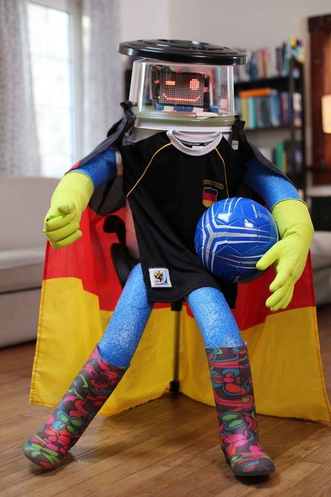 Mit einigen Aufgaben im Gepäck reist hitchBOT per Anhalter durch Deutschland. Wird es ihm zum Beispiel gelingen, ein Selfie mit einem Weltmeister zu... - Bildquelle: ProSieben