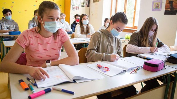 Karliczek fordert Impfungen für Kinder ab zwölf