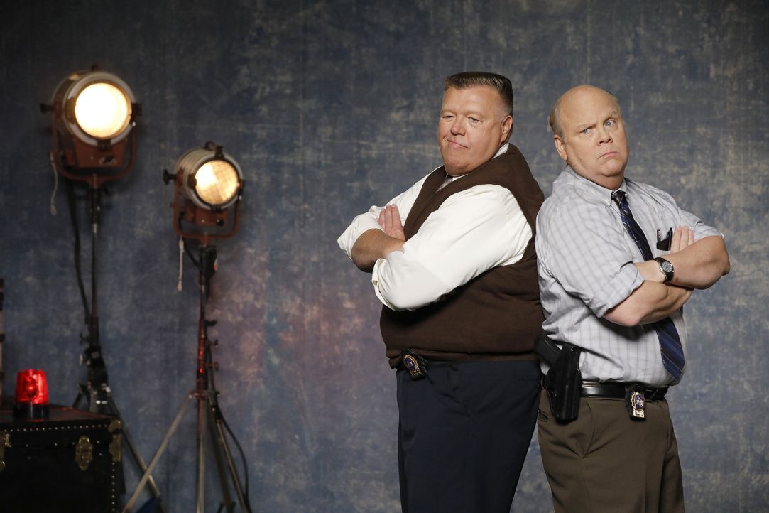 (6. Staffel) - Scully (Joel McKinnon Miller, l.); Hitchcock (Dirk Blocker, r.) - Bildquelle: Trae Patton 2019 UNIVERSAL TELEVISION LLC. All rights reserved. / Trae Patton