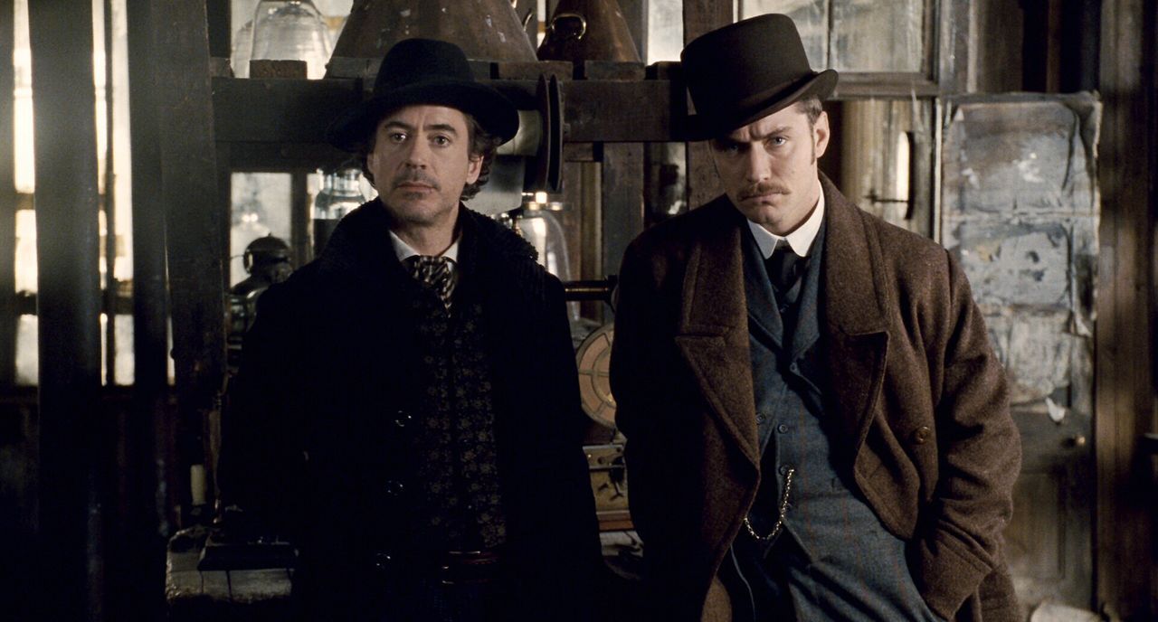 Während Holmes (Robert Downey Jr., l.) und sein Gehilfe Dr. Watson (Jude Law, r.) versuchen, Blackwoods tödliches Komplott zu vereiteln, geraten s... - Bildquelle: Warner Brothers
