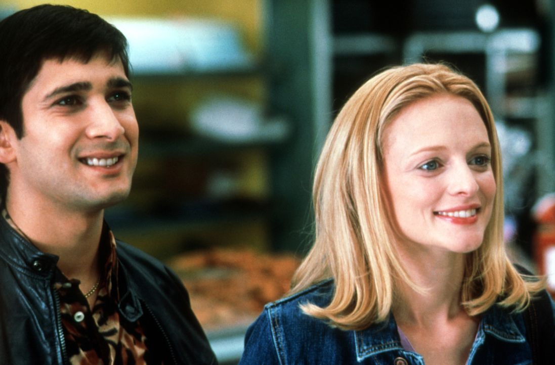 Nichts ist ganz so, wie es scheint: Super-Guru Ramu Gupta (Jimi Mistry, l.) und die scheinbar keusche Grundschullehrerin Sharonna (Heather Graham, r... - Bildquelle: Universal Pictures