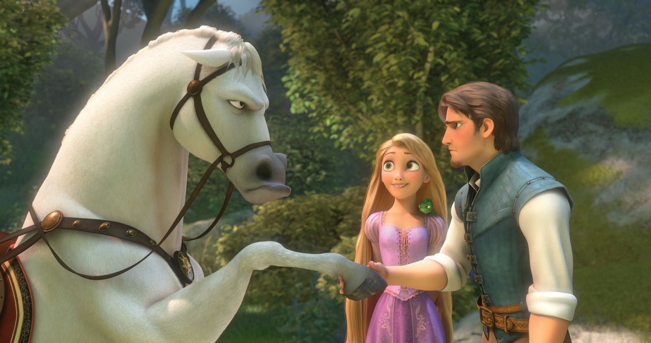 Der gewitzte Dieb Flynn Rider (r.) hat Rapunzel (l.) versprochen, ihr aus ihrem Turm zu helfen und mit ihr durchs Land zuziehen auf der Suche nach e... - Bildquelle: Disney.  All rights reserved
