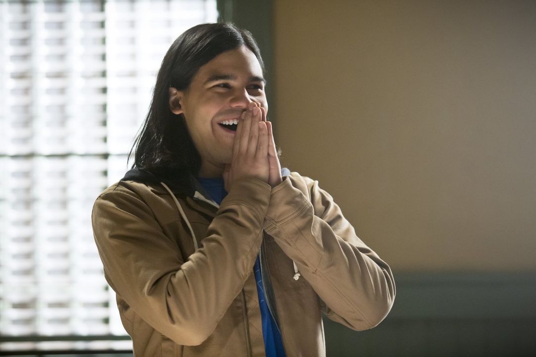Für Cisco (Carlos Valdes) wird der Trip nach Starling City zu einer wahren Traumreise ... - Bildquelle: Warner Brothers.