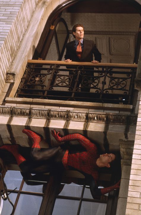 Spider-Man (Tobey Maguire, unten) ahnt, dass ehrgeizige Großindustrielle Norman Osborn (Willem Dafoe, oben) keine guten Absichten hat ... - Bildquelle: 2003 Sony Pictures Television International
