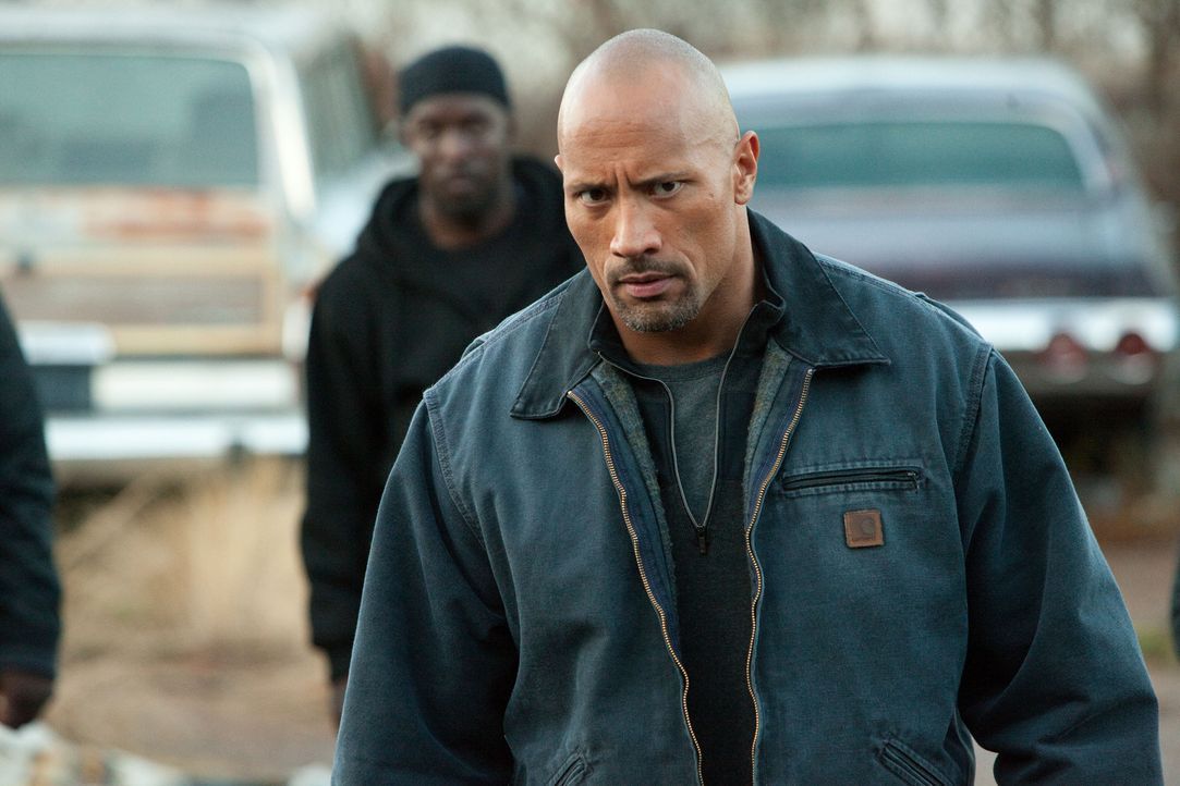 Um seinen Sohn aus dem Knast zu befreien, lässt sich Transportunternehmer John Matthews (Dwayne Johnson)  als Undercover-Agent in der gefährlichen W... - Bildquelle: TOBIS FILM