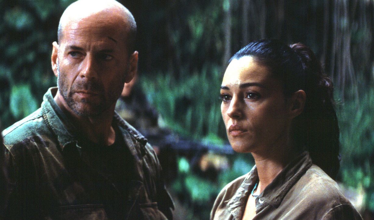 Riskiert Kopf und Kragen, um Lena Kendricks (Monica Bellucci, r.) und ihre Schützlinge zu retten: A. K. Waters (Bruce Willis, l.) ... - Bildquelle: 2004 Sony Pictures Television International. All Rights Reserved.