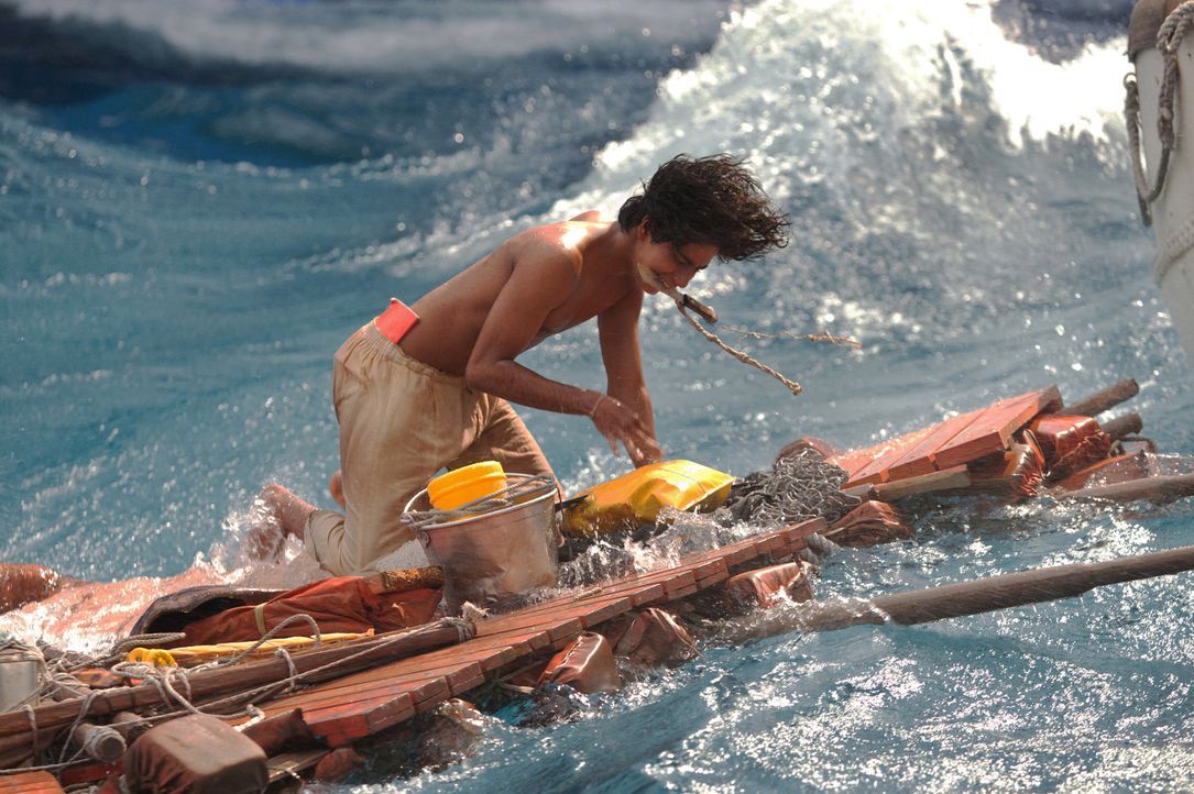 Eigentlich hätte Pi (Suraj Sharma) alles im Rettungsboot, was nötig ist, um einige Wochen auf See zu überleben. Doch dort hockt unglücklicherweise e... - Bildquelle: 2012 Twentieth Century Fox Film Corporation. All rights reserved.