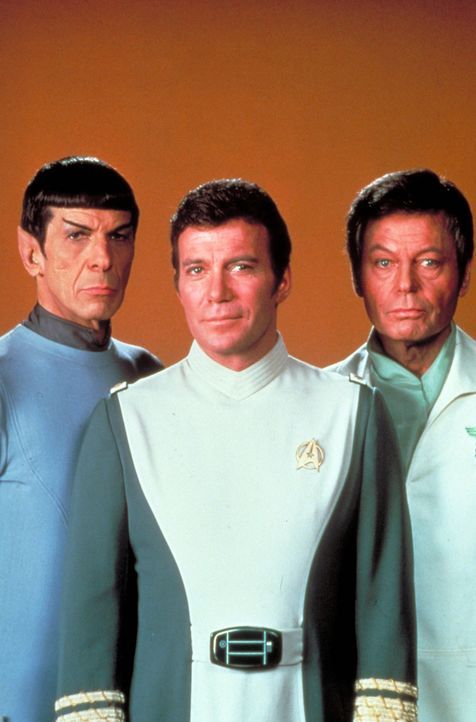 Nach anfänglichen Schwierigkeiten raufen sich Captain James T. Kirk (William Shatner, M.), Cmdr. Spock (Leonard Nimoy, l.) und Cmdr. "Scotty" Scott... - Bildquelle: Paramount Pictures