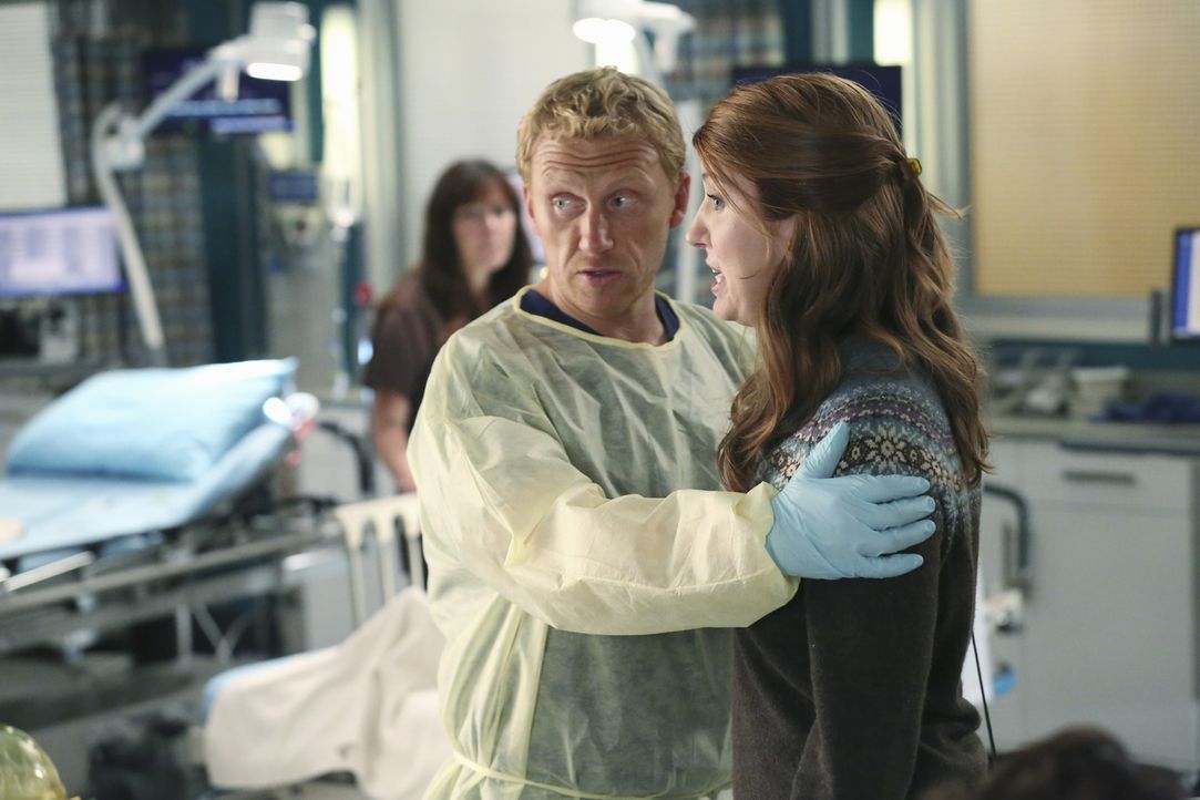 Der Anblick von Amelia bringt die Tochter eines Patienten (Jessica Gardner, r.) so in Rage, dass Owen (Kevin McKidd, l.) sie beruhigen muss ... - Bildquelle: ABC Studios