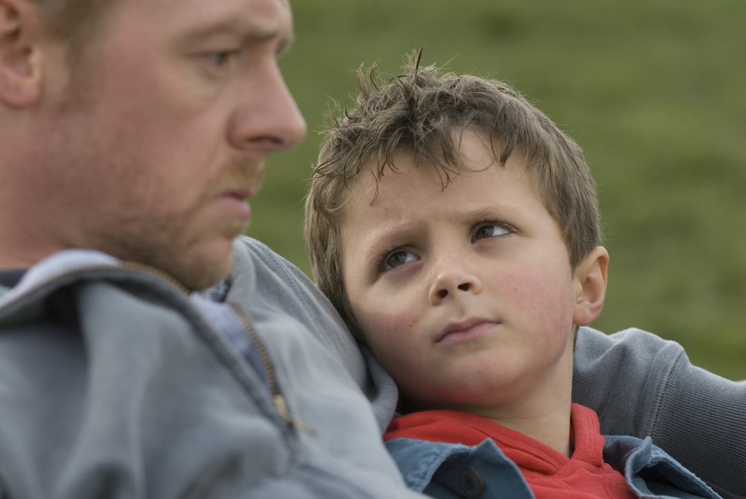 Gelingt es Dennis (Simon Pegg, l.), das Herz der Mutter seines Sohnes (Matthew Fenton, r.) zurückzugewinnen? - Bildquelle: 2008 Warner Brothers