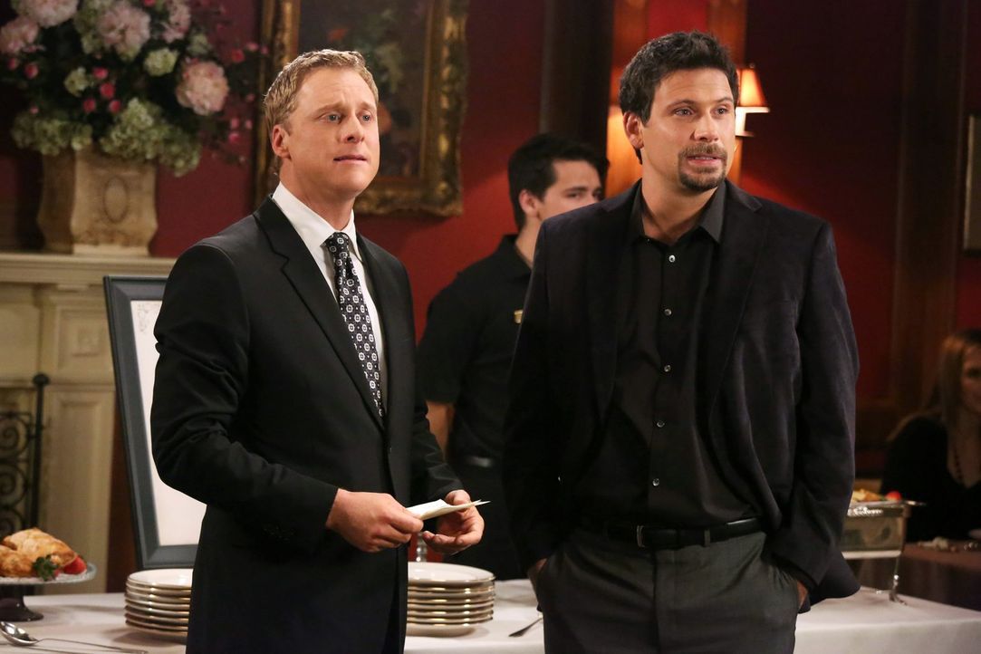 Nehmen Abschied von Maty: George (Jeremy Sisto, r.) und Noah (Alan Tudyk, l.) ... - Bildquelle: Warner Brothers