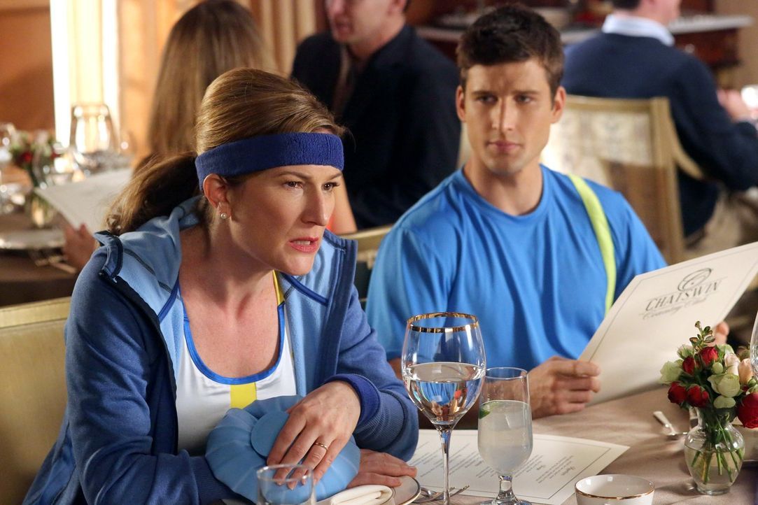 Ryan (Parker Young, r.) und seine Mutter Sheila (Ana Gasteyer, l.) haben eine enge Beziehung. Obwohl er ein großer Footballspieler an seiner Schule... - Bildquelle: Warner Brothers