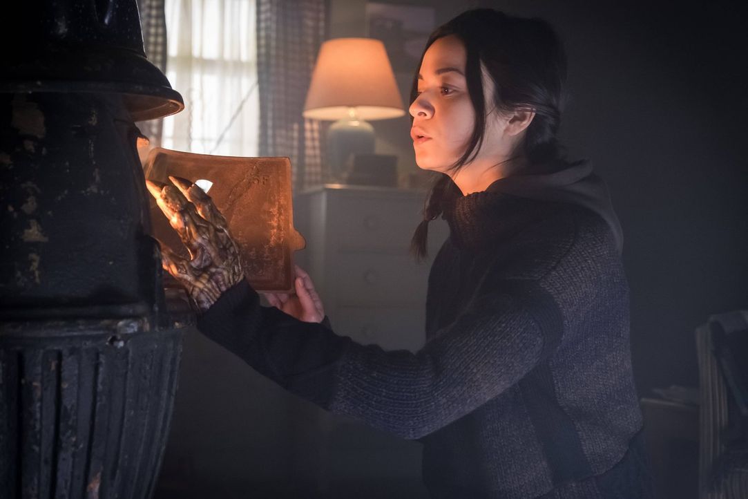 Kann Karen Jennings (Julia Ross) Bruce bei der Suche nach dem Mörder seiner Eltern weiterhelfen? - Bildquelle: Warner Brothers