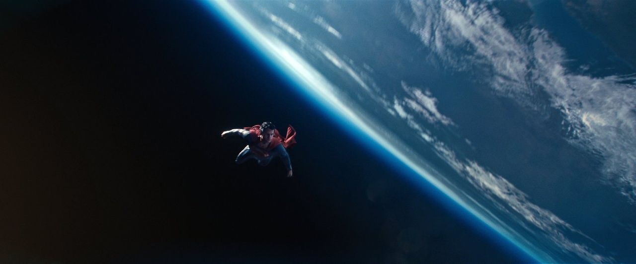 Ist es ein Vogel? Ist es ein Flugzeug? Nein, es ist Superman! Clark Kent (Henry Cavill) muss die Erde vor dem kryptonischen Superbösewicht General Z... - Bildquelle: 2013 Warner Brothers
