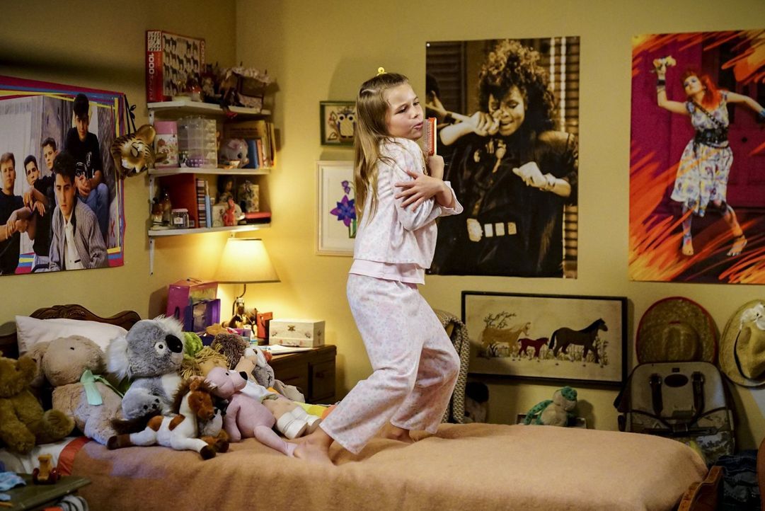 Wenn ihre Großmutter zu Hause das Zepter in der Hand hält, lassen Missy (Raegan Revord) und Georgie gewaltig die Sau raus ... - Bildquelle: Warner Bros.