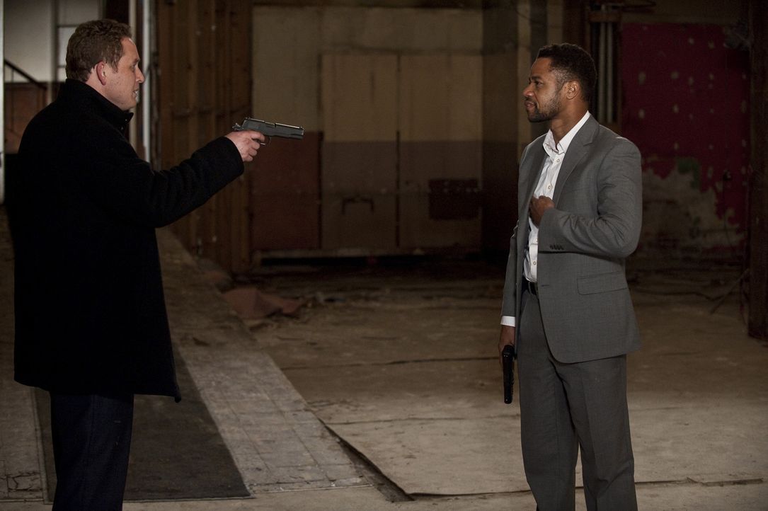 Er wollte doch nie, dass tatsächlich jemand stirbt, aber kann Allan Campbell (Cole Hauser,l.) den geheimnisvollen Killer Jonas Arbor (Cuba Gooding... - Bildquelle: 2011 Sony Pictures Worldwide Acquisitions Inc. All Rights Reserved
