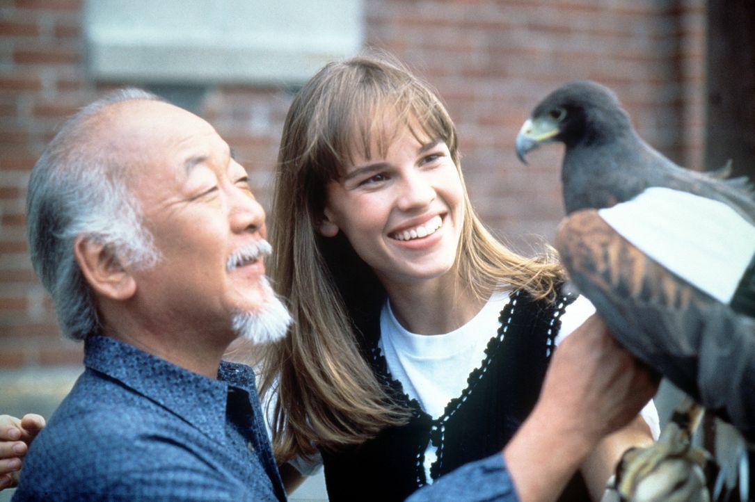 Durch den Karateunterricht bei dem weisen Kesuke Miyagi (Noriyuki "Pat" Morita, l.) schöpft die 17-jährige Julie (Hilary Swank, r.) neuen Mut und... - Bildquelle: Columbia Pictures