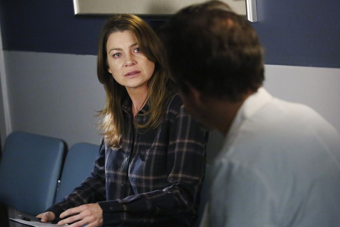 Meredith (Ellen Pompeo, l.) muss von einem Arzt (Michael McColl, r.) erfahren, wie es um Derek steht ... - Bildquelle: ABC Studios