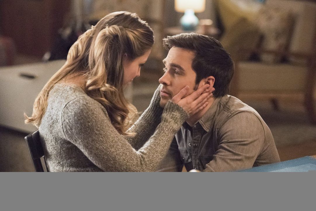 Reicht es Kara (Melissa Benoist, l.) zum Glücklichsein aus, Mon-El (Chris Wood, r.) zu haben und nur noch Supergirl zu sein? - Bildquelle: 2016 Warner Brothers