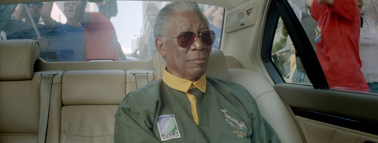 Als Nelson Mandela (Morgan Freeman) die WM-Spiele der südafrikanischen Rugby-Mannschaft besucht und sich im Finale in einem "Springbok"-Trikot zeigt... - Bildquelle: Warner Bros.