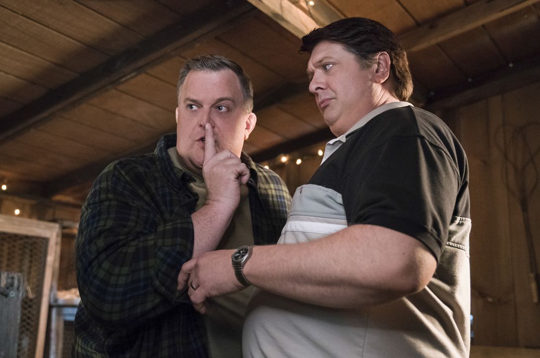 Während sich ihre Frauen wegen Bobbi und Sheldon in die Haare bekommen, suchen Herschel (Billy Gardell, l.) und George Sr. (Lance Barber, r.) Zufluc... - Bildquelle: Warner Bros. Television