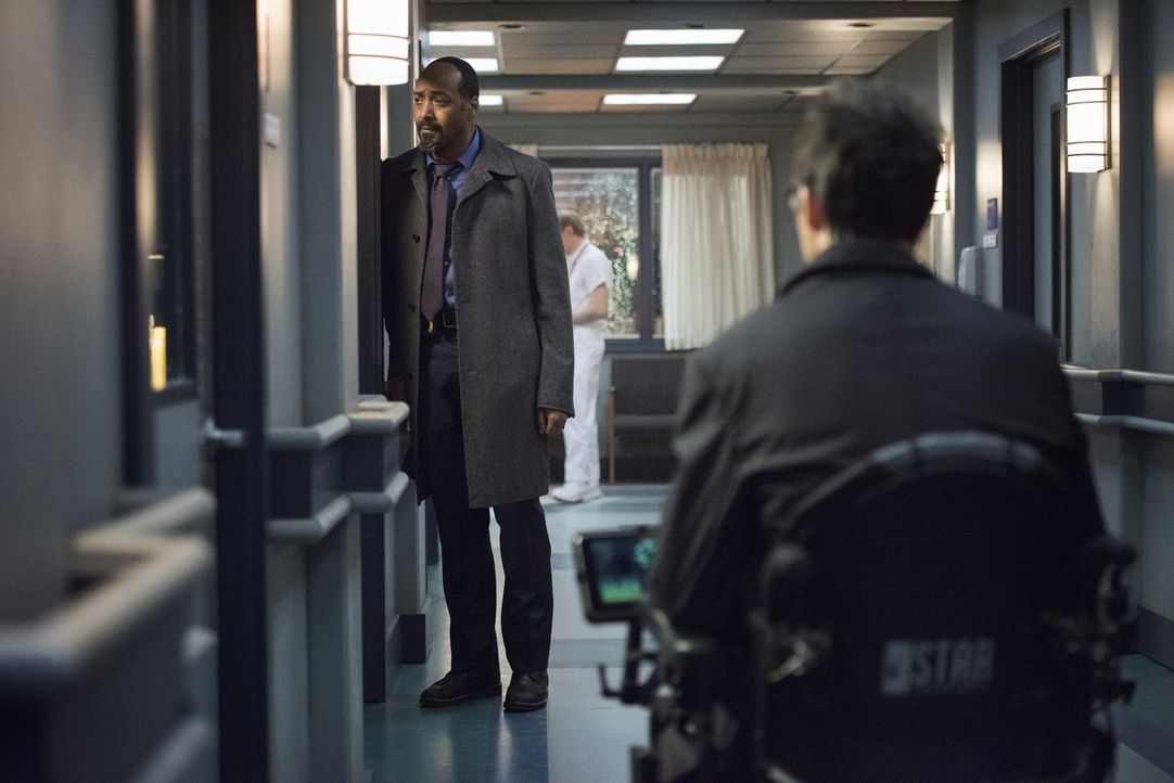 Joe (Jesse L. Martin, l.) erinnert sich an seine erste Begegnung mit Harrison Wells (Tom Cavanagh, r.) ... - Bildquelle: Warner Brothers.