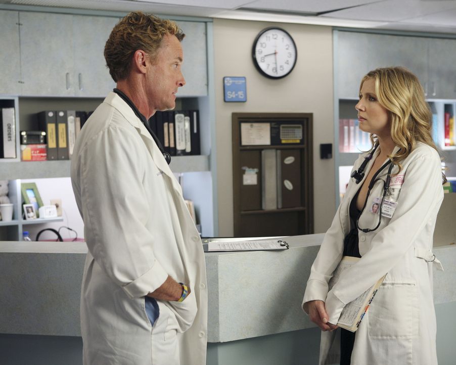 Sie geraten wieder einmal aneinander: Elliott (Sarah Chalke, r.) wirft Dr. Cox (John C. McGinley, l.) vor, dass er ein Heuchler ist ... - Bildquelle: Touchstone Television
