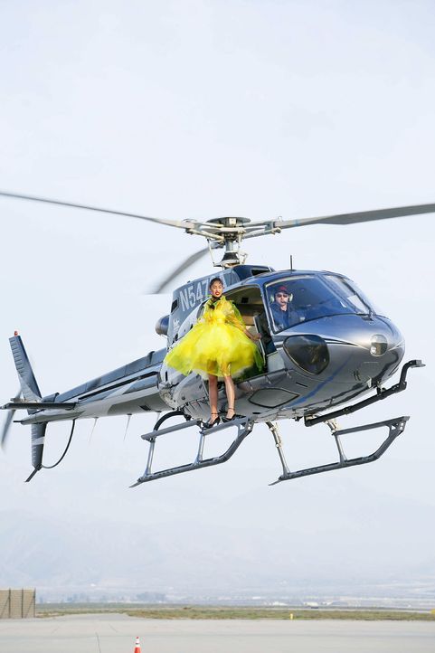 GNTM-Stf10-Epi06-Helikopter-Shooting-60-Anuthida-ProSieben-Richard-Huebner - Bildquelle: ProSieben/Richard Huebner