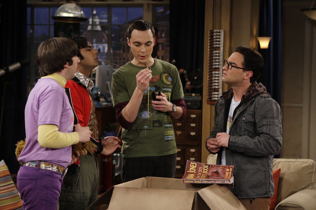 Leonard (Johnny Galecki, r.), Sheldon (Jim Parsons, 2.v.r.), Rajesh (Kunal Nayyar, 2.v.l.) und Howard (Simon Helberg, l.) erstehen auf dem Flohmarkt... - Bildquelle: Warner Bros. Television