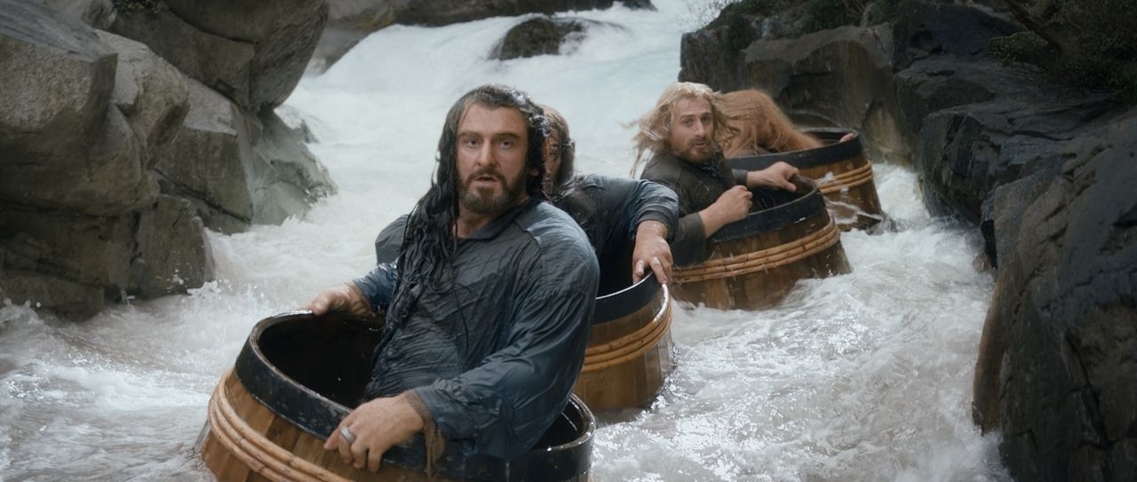 Thorin (Richard Armitage) und seine Zwergenbande scheuen sich nicht davor, auf dem Weg zum bösen Drachen auch mal ungewöhnliche Wege einzuschlagen .... - Bildquelle: 2013 METRO-GOLDWYN-MAYER PICTURES INC. and WARNER BROS. ENTERTAINMENT INC.