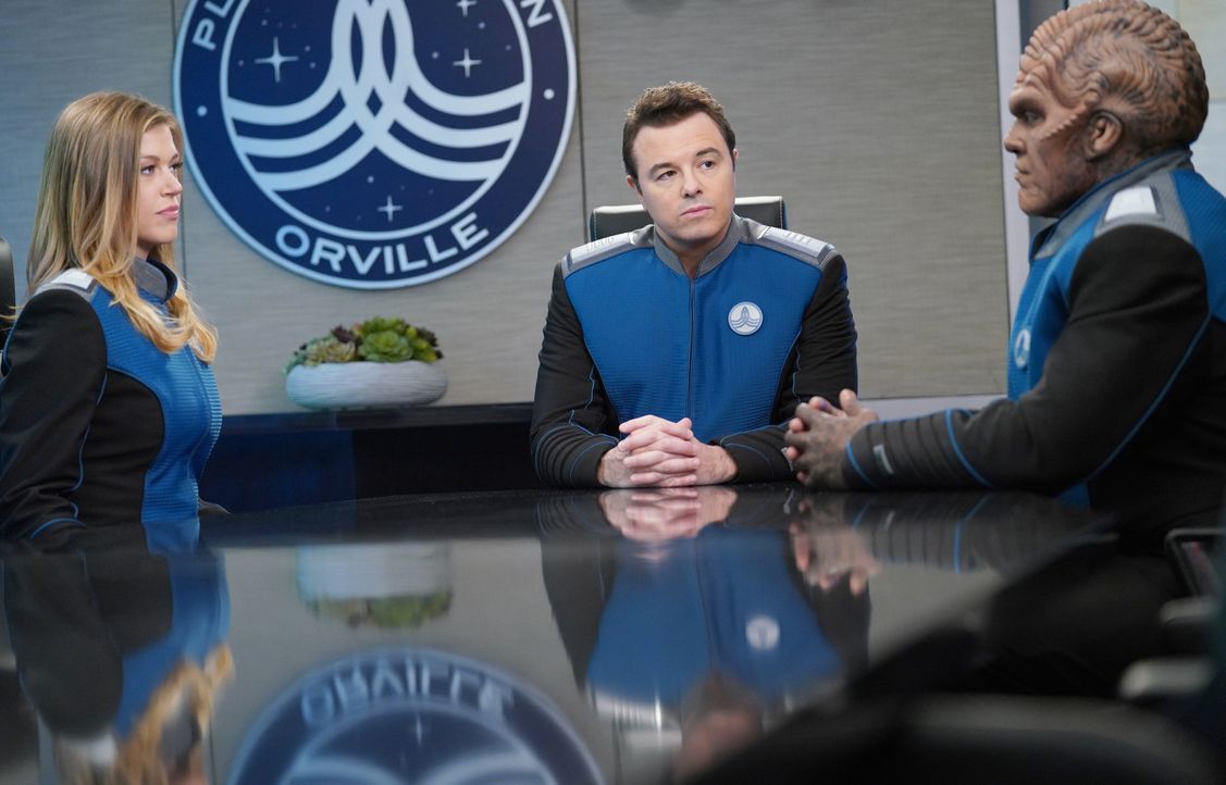 (v.l.n.r.) Commander Kelly Grayson (Adrianne Palicki); Capt. Ed Mercer (Seth MacFarlane); Lieutenant Commander Bortus (Peter Macon) - Bildquelle: 2019 Twentieth Century Fox Film Corporation. All rights reserved.