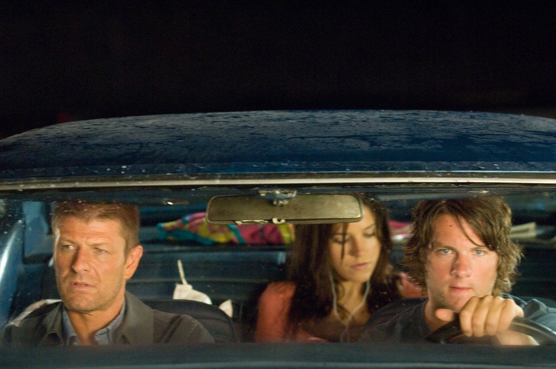 Als sich die Studenten Grace (Sophia Bush, M.) und Jim (Zachary Knighton, r.) bereit erklären, einen Anhalter (Sean Bean, l.) mitzunehmen, begehen...