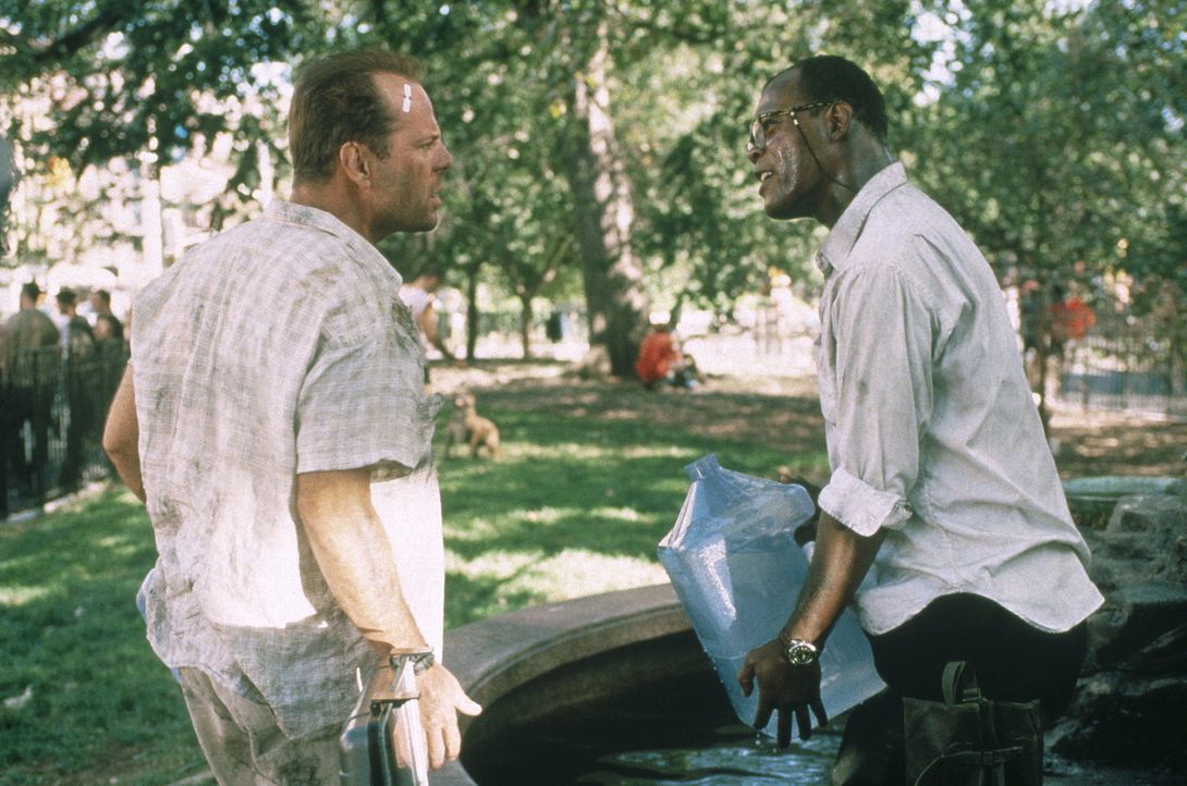 Simon macht sich einen Spaß daraus, McClane (Bruce Willis, l.) und seinen unfreiwilligen Partner Zeus (Samuel L. Jackson, r.) auf einer makaberen S... - Bildquelle: 20th Century Fox