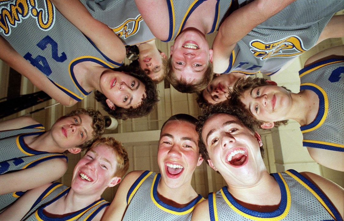 Warten auf ein Wunder: das sieglose Basketball-Team der Lions (Alex D. Linz, r.) ... - Bildquelle: The Disney Channel