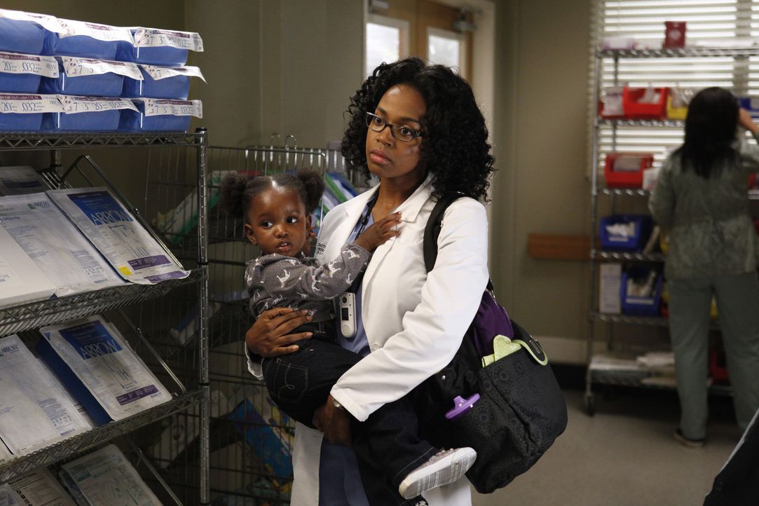 Nicht nur Callie, sondern auch Dr. Stephanie Edwards (Jerrika Hinton) muss sich um Zola kümmern ... - Bildquelle: ABC Studios