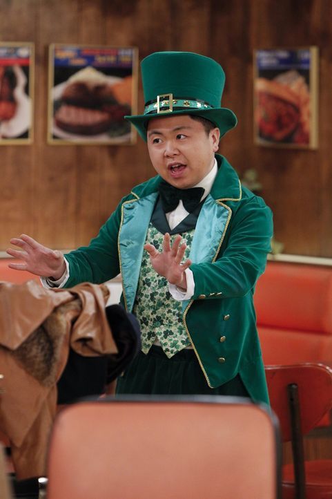 Ein St. Patrick's Day Fan: Han (Matthew Moy) ... - Bildquelle: Warner Bros. Television