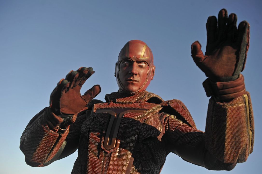 Der Cyborg Red Tornado (Iddo Goldberg) wurde vom Militär entwickelt, um es mit Aliens aufzunehmen. Supergirl soll ihn nun auf seine Tauglichkeit tes... - Bildquelle: 2015 Warner Bros. Entertainment, Inc.