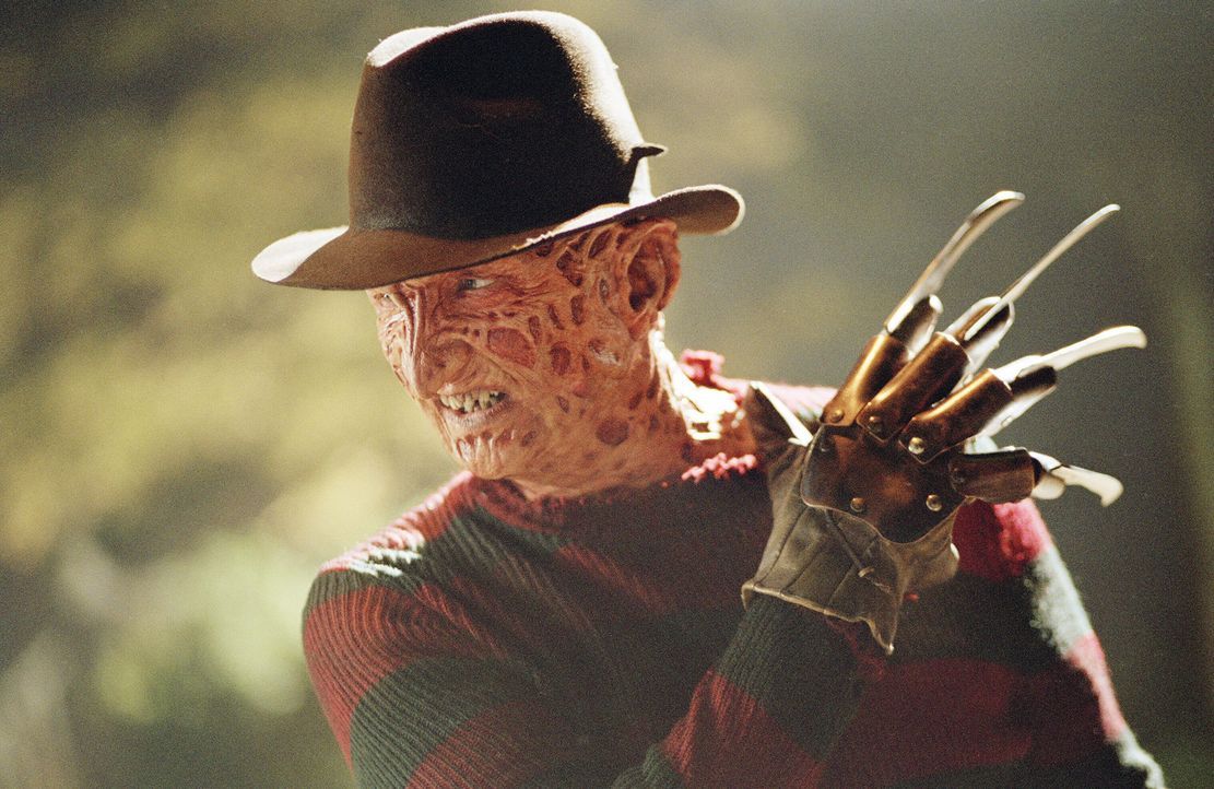 Erst spät erkennt Freddy Krueger (Robert Englund), dass die Stadt einfach für zwei mordende Bestien zu klein ist ... - Bildquelle: Warner Bros. Pictures
