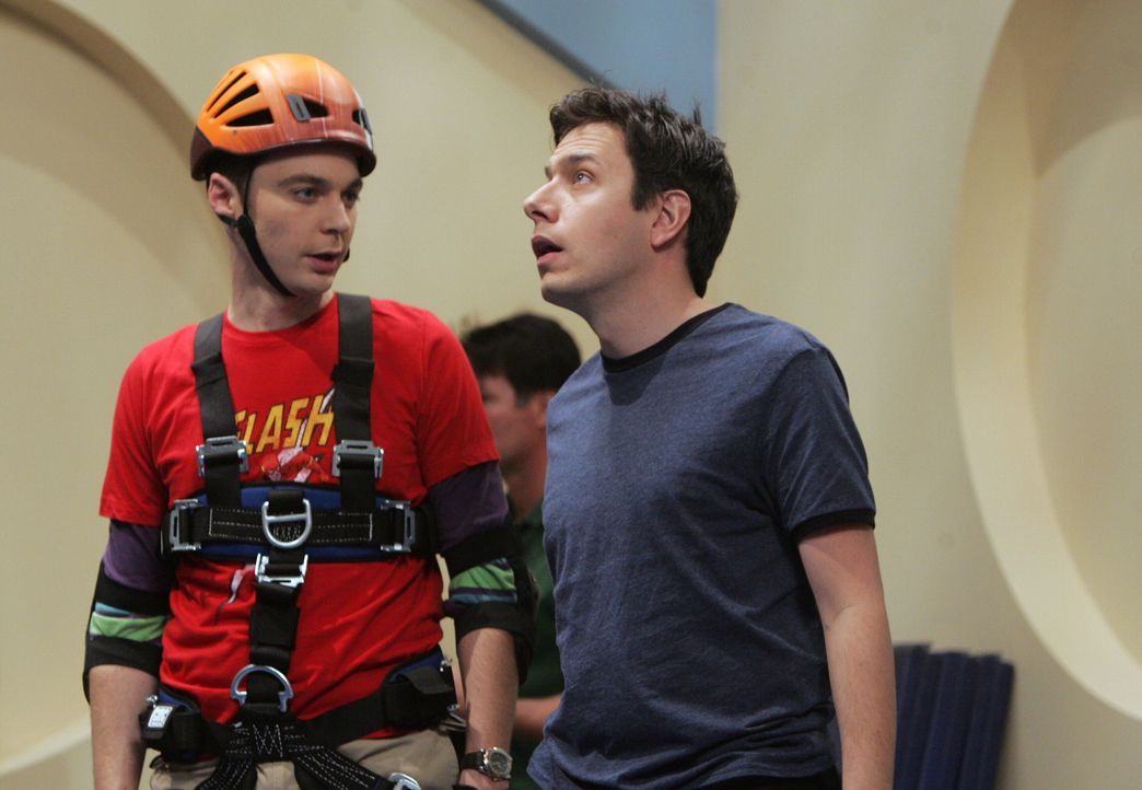 Um an einen bestimmten Computer für seine Forschung zu kommen, möchte sich Sheldon (Jim Parsons, l.) mit Barry Kripke (Jon Ross Bowie, r.) anfreun... - Bildquelle: Warner Bros. Television
