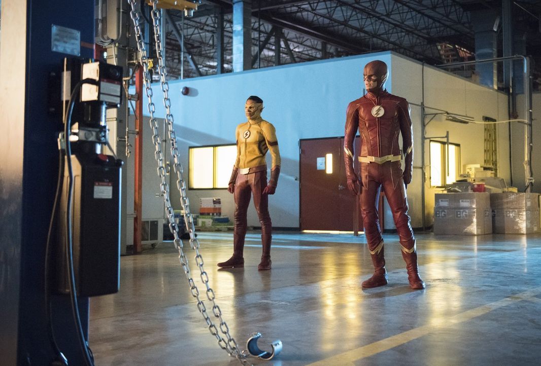 Noch ahnen Wally alias Kid Flash (Keiynan Lonsdale, l.) und Barry alias The Flash (Grant Gustin, r.) nicht, dass der Kampf gegen ein neues Metawesen... - Bildquelle: 2017 Warner Bros.