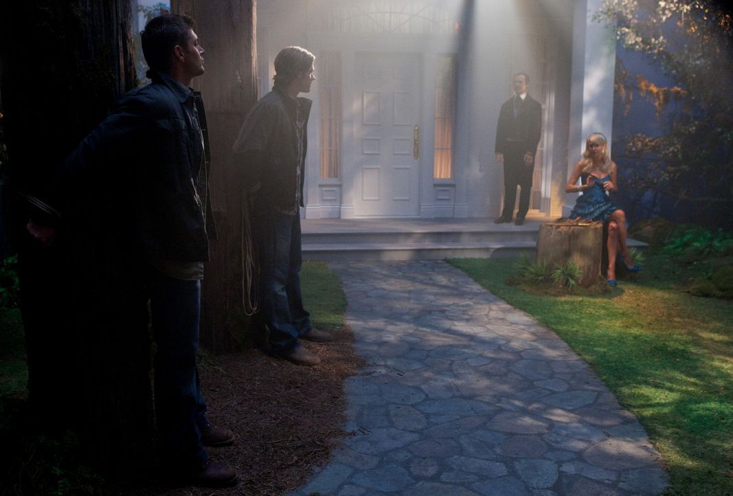 Bei ihrer Geisterjagd kommen Sam (Jared Padalecki, 2.v.l.) und Dean Winchester (Jensen Ackles, l.) in eine Kleinstadt, in der Menschen auf mysteriö... - Bildquelle: Warner Bros. Television
