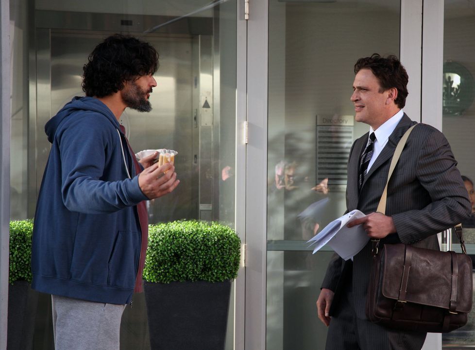Als Marshall (Jason Segel, r.) seinen alten College-Freund Brad (Joe Manganiello, l.) wiedertrifft, ahnt er noch nicht, was das für Folgen haben wir... - Bildquelle: 2012 Twentieth Century Fox Film Corporation. All rights reserved.