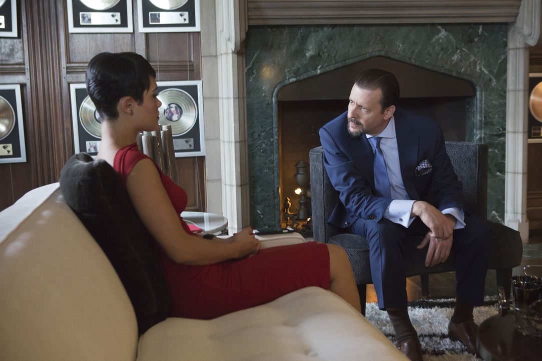 Nachdem Anika (Grace Gealey, l.) Lucious und damit Empire Records verlassen hat, zieht sie direkt zu Beretti (Judd Nelson, r.). Der Plattenboss will... - Bildquelle: 2015 Fox and its related entities.  All rights reserved.
