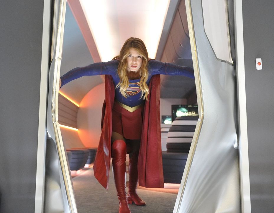 Als National City von mehreren Bombenanschlägen verwüstet wird, steht Kara (Melissa Benoist) unter enormen Druck, den Täter zu finden ... - Bildquelle: 2015 Warner Bros. Entertainment, Inc.