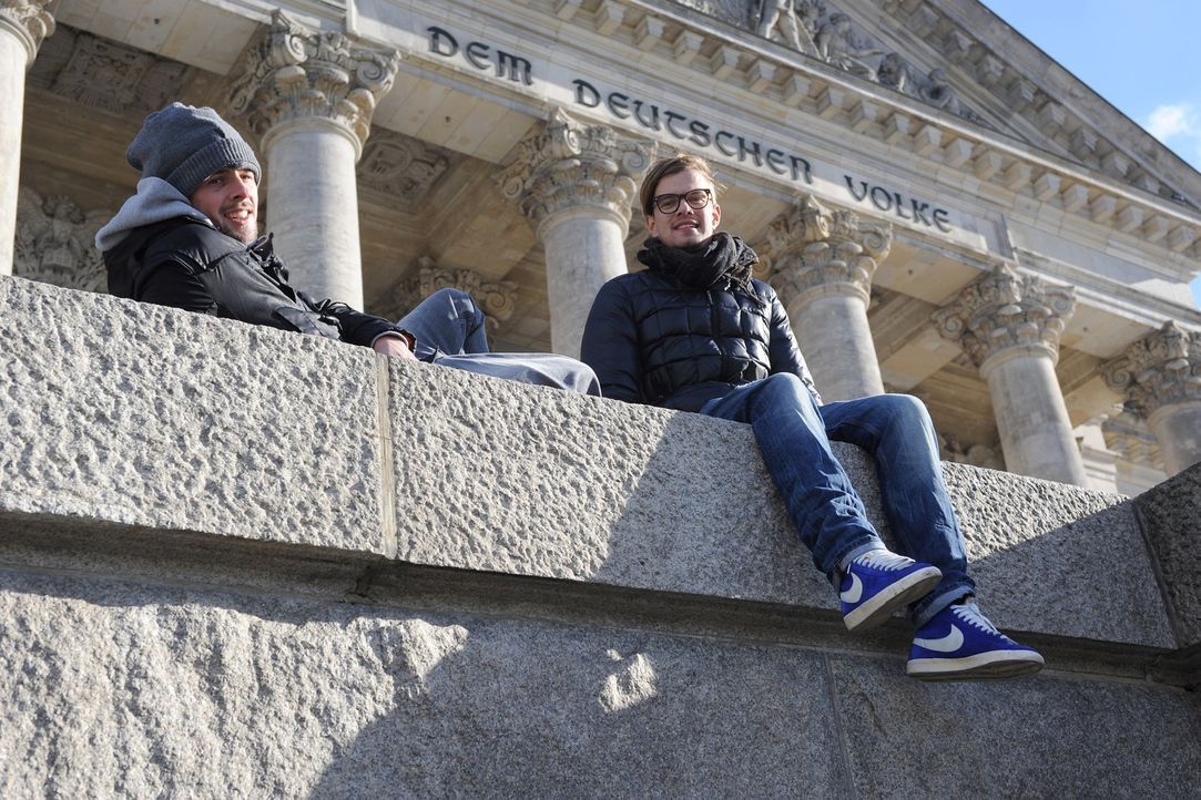 Joko Winterscheidt (r.) und Klaas Heufer-Umlauf (l.) wollen von Menschen auf der Straße wissen, was 2011 los war, welche Themen die Welt bewegt hab... - Bildquelle: ProSieben